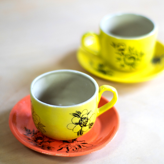 Filiżanka na kawę z tatuażami, żółta