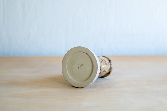 Świecznik orzechowy na średniej wielkości świecę