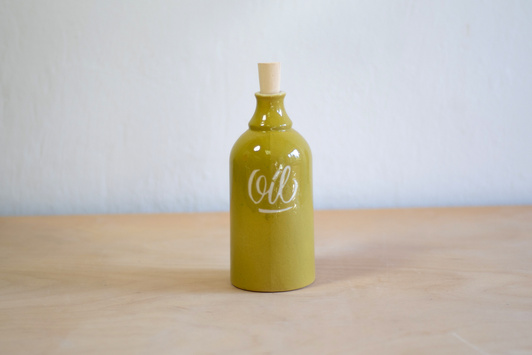 Butelka na oliwę. Zielona z dekoracyjnym napisem Oil. Z uszkiem.