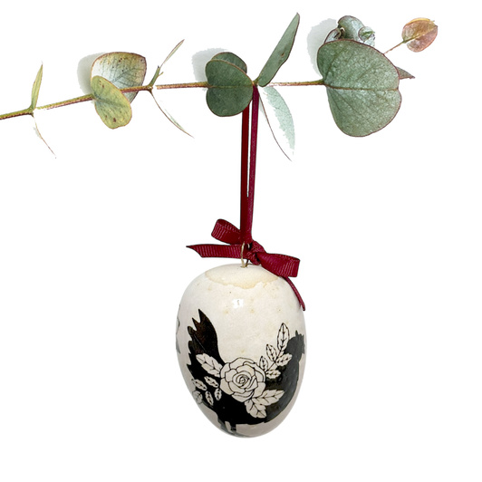 Jajko wielkanocne z bordową wstążeczką. Kurki.