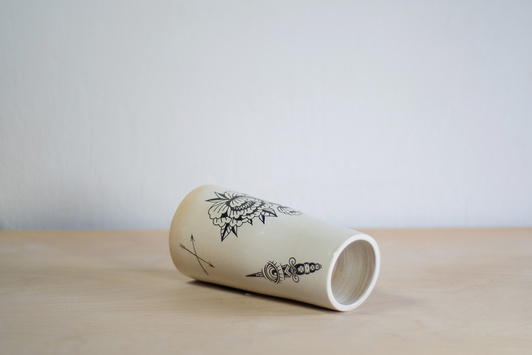 Wazon z tatuażami biały