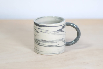 Kubek na kawę. Biało-Czarny w technice agatowej