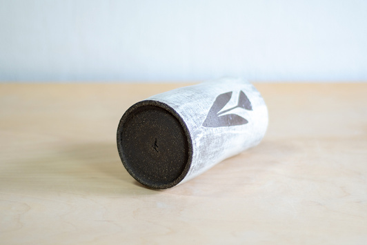 Wazon Czarno-Biały dekorowany ręcznie wycinanką w kwiaty