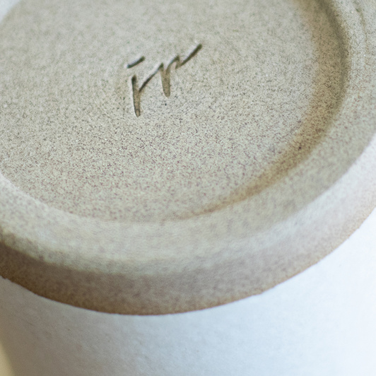 Kubek na kawę, matowy biały w kreseczki