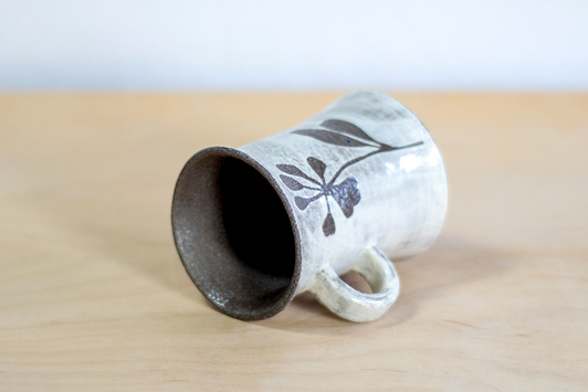 Kubek na kawę. Czarno-Biały w kwiaty, wykonany ręcznie