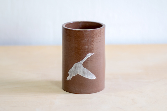 Wazon Brązowo-Biały dekorowany ręcznie wycinanką w gęsi