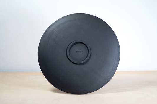 Talerz Czarny z białym matowym wykończeniem