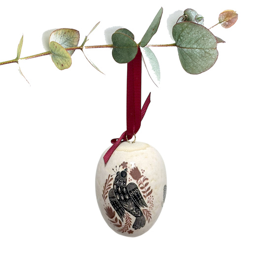 Jajko wielkanocne z bordową wstążeczką. Zając i ptaszek.