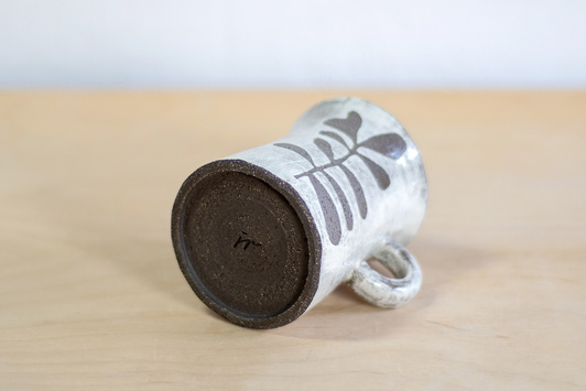 Kubek na kawę. Czarno-Biały w kwiaty, wykonany ręcznie