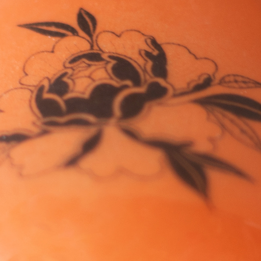 Filiżanka na kawę z tatuażami, pomarańczowa