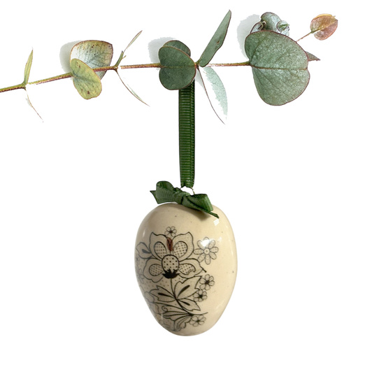 Jajko wielkanocne z zieloną wstążeczką. Koroneczki haftowanki