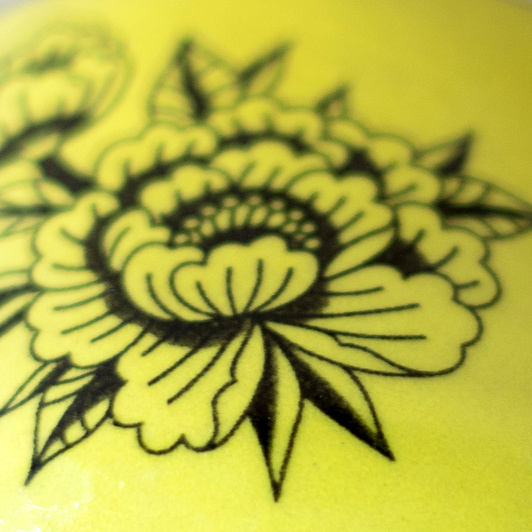 Filiżanka na kawę z tatuażami, żółta