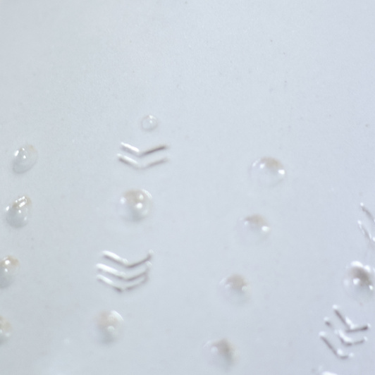 Wazonik mały, biały z dekoracyjnym tłoczonym deseniem