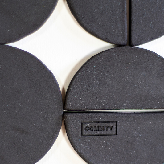 Dekoracja ceramiczna "Czarne kropki" Biały Kwadrat