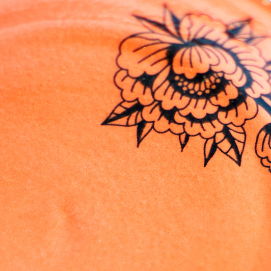 Spodeczek do małej filiżanki z tatuażami, pomarańczowy