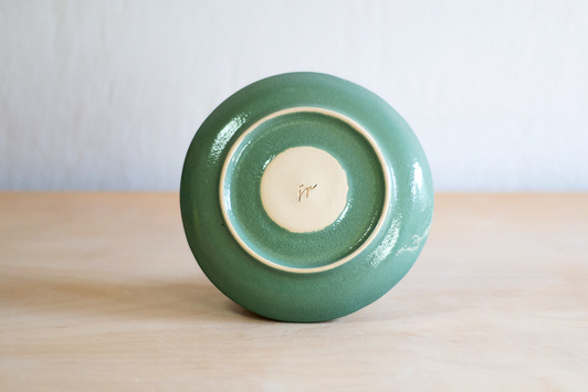 Spodeczek do dużej filiżanki z tatuażami, szmaragdowy