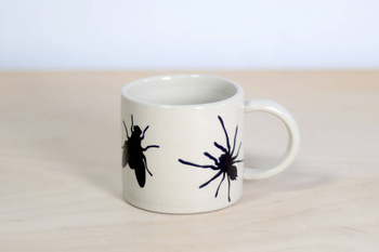 Kubek na kawę. Biało-Czarny w robale