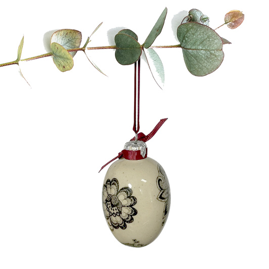 Jajko wielkanocne z bordową wstążeczką. Koronki z intensywnym deseniem