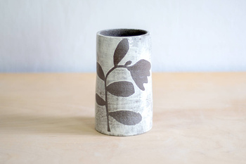 Wazon Czarno-Biały dekorowany ręcznie wycinanką w kwiaty