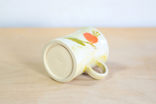 Kubek na kawę. Biały z koralowym kwiatem