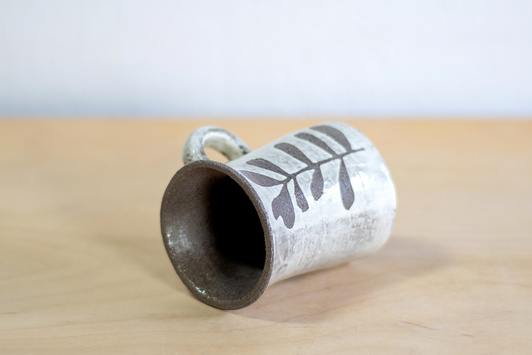 Kubek na kawę. Czarno-Biały w kwiaty, wykonany ręcznie