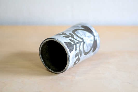 Wazon Czarno-Biały dekorowany ręcznie wycinanką w kwiaty