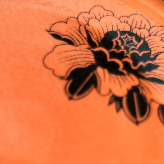 Spodeczek do małej filiżanki z tatuażami, pomarańczowy