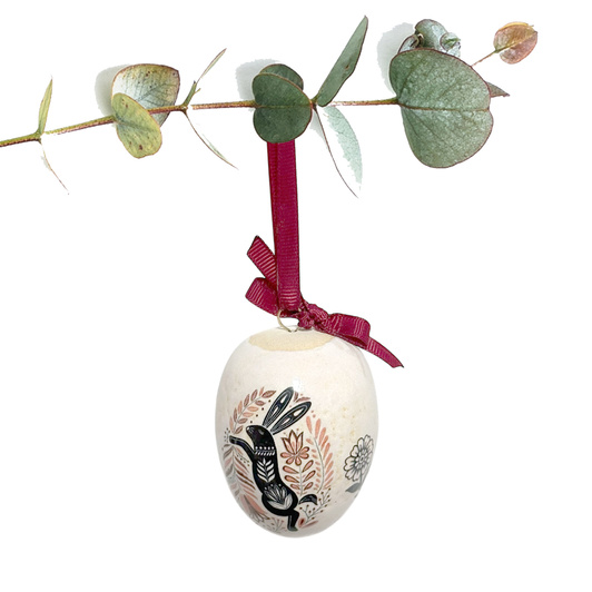 Jajko wielkanocne z bordową wstążeczką. Zając i ptaszek.
