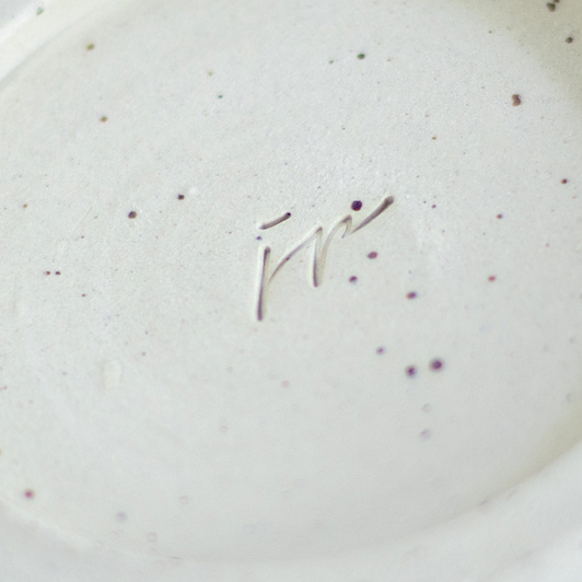 Wazon Kremowy w cętki dekorowany ręcznie wycinanką w gwiazdki