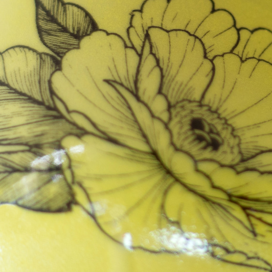 Filiżanka na kawę z tatuażami, żółta