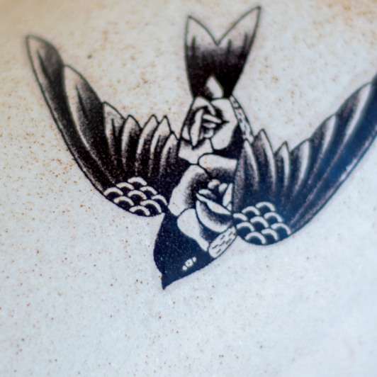 Wazon z tatuażami orzechowy