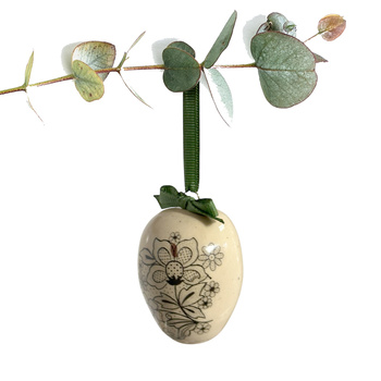 Jajko wielkanocne z zieloną wstążeczką. Koroneczki haftowanki