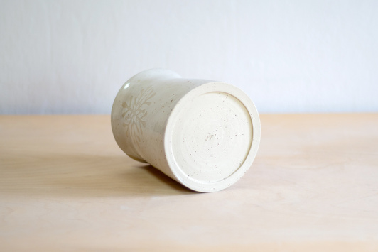 Wazon Kremowy w cętki z gwieździstymi dekoracjami