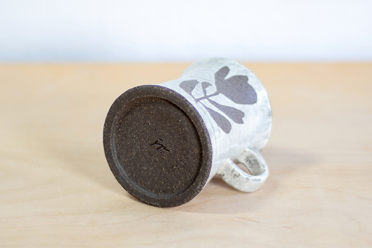 Kubek na kawę. Czarno-Biały w kwiaty, wykonany ręcznie