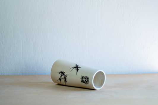 Wazon z tatuażami biały