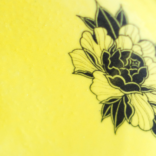 Spodeczek do dużej filiżanki z tatuażami, żółty