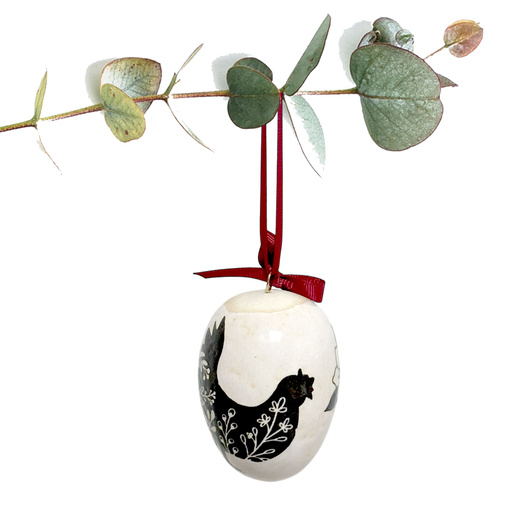 Jajko wielkanocne z bordową wstążeczką. Kurki.