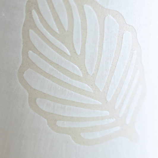 Wazon Biały dekorowany ręcznie wycinanką w liście