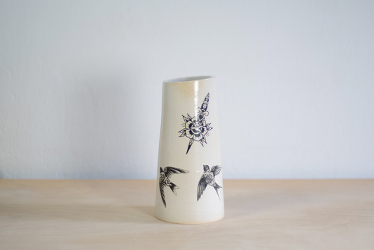 Wazon z tatuażami biały