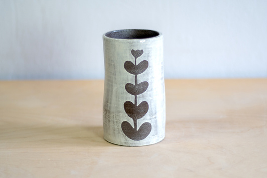 Wazon Czarno-Biały dekorowany ręcznie wycinanką w kwiaty