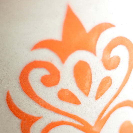 Kubek na kawę. Biały z koralowym dekorem