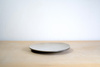Talerz Czarny z białym matowym wykończeniem
