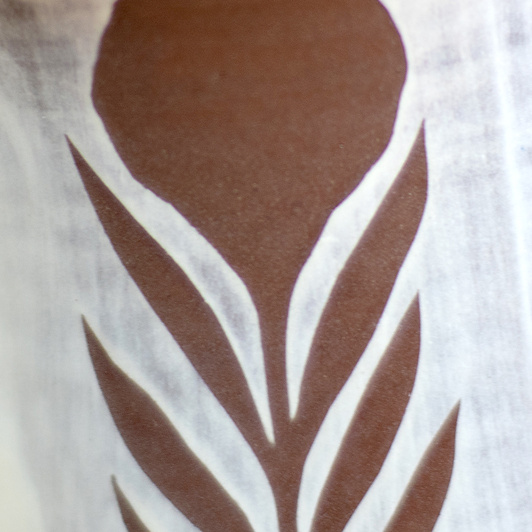 Kubek na kawę. Brązowo-Biały w kwiaty, wykonany ręcznie