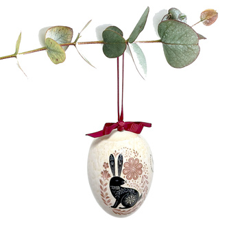 Jajko wielkanocne z bordową wstążeczką. Zając i ptaszek.