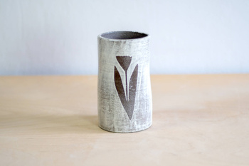 Wazon Czarno-Biały dekorowany ręcznie wycinanką w kwiaty