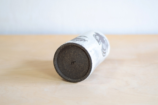 Wazon Bordowo-Biały dekorowany ręcznie wycinanką w ptaki