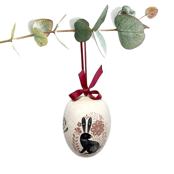 Jajko wielkanocne z bordową wstążeczką. Zając i ptaszek.