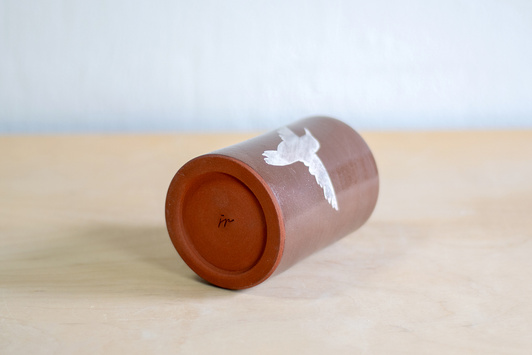 Wazon Brązowo-Biały dekorowany ręcznie wycinanką w koliberki