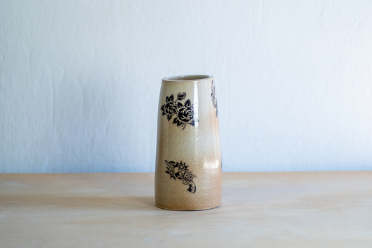 Wazon z tatuażami orzechowy