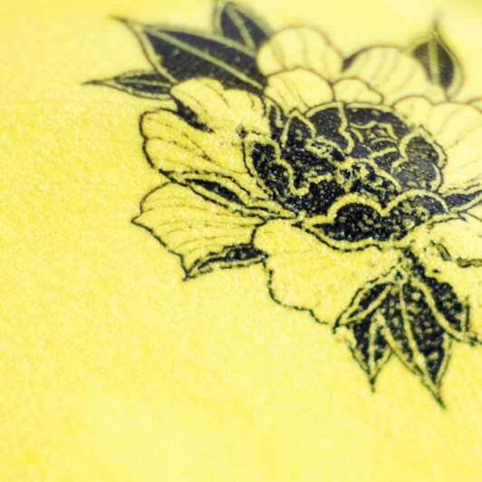 Spodeczek do małej filiżanki z tatuażami, żółty